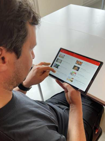 Een magazijnier leest de Stagobel Sharepoint op de gezamelijke tablet